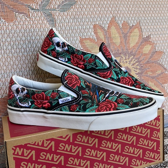 Vans WMNS Classic Slip-0n
Rose Skulls Black/True White 
VN0A7Q5D6BT
Sneakers - Picture 9 of 16